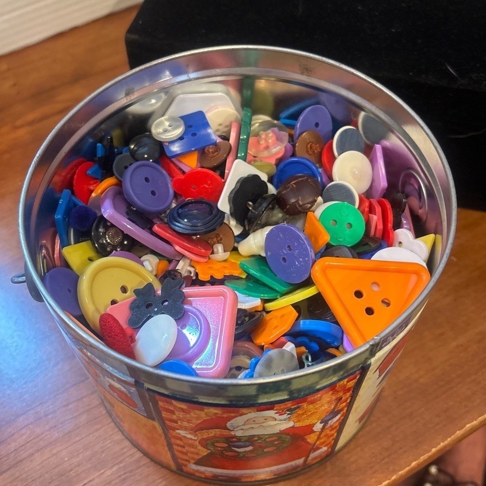 Bulk Assorted Sewing Buttons Lot 2lb 15oz Mixed Colors Shapes Crafts Santa Tin
